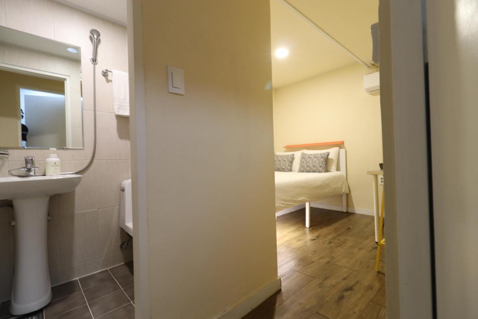 Just4U Guesthouse Сеул Екстериор снимка